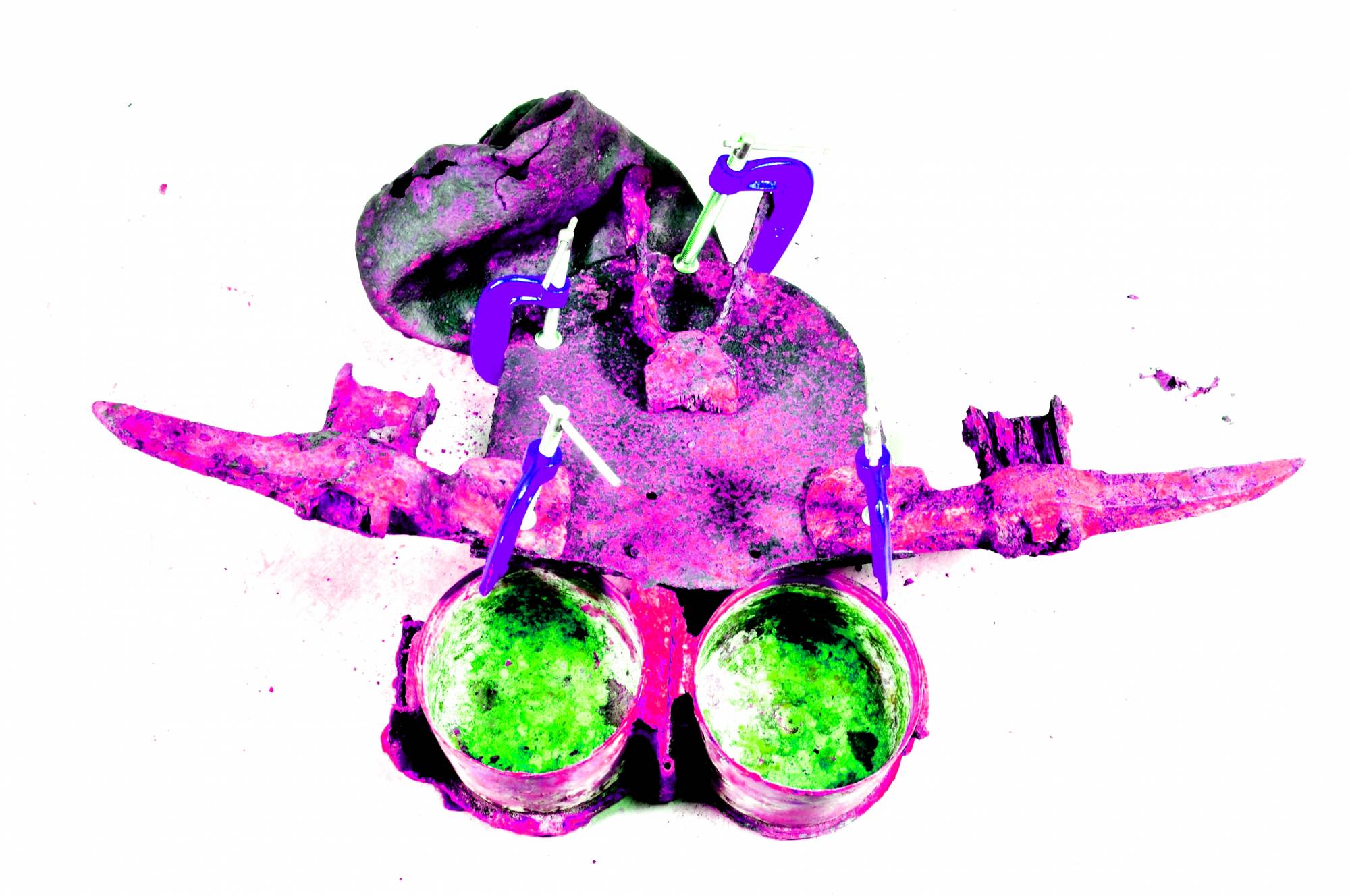 Compozitie, artefacte readymade, menghine manuale, procesare digitala, 2019